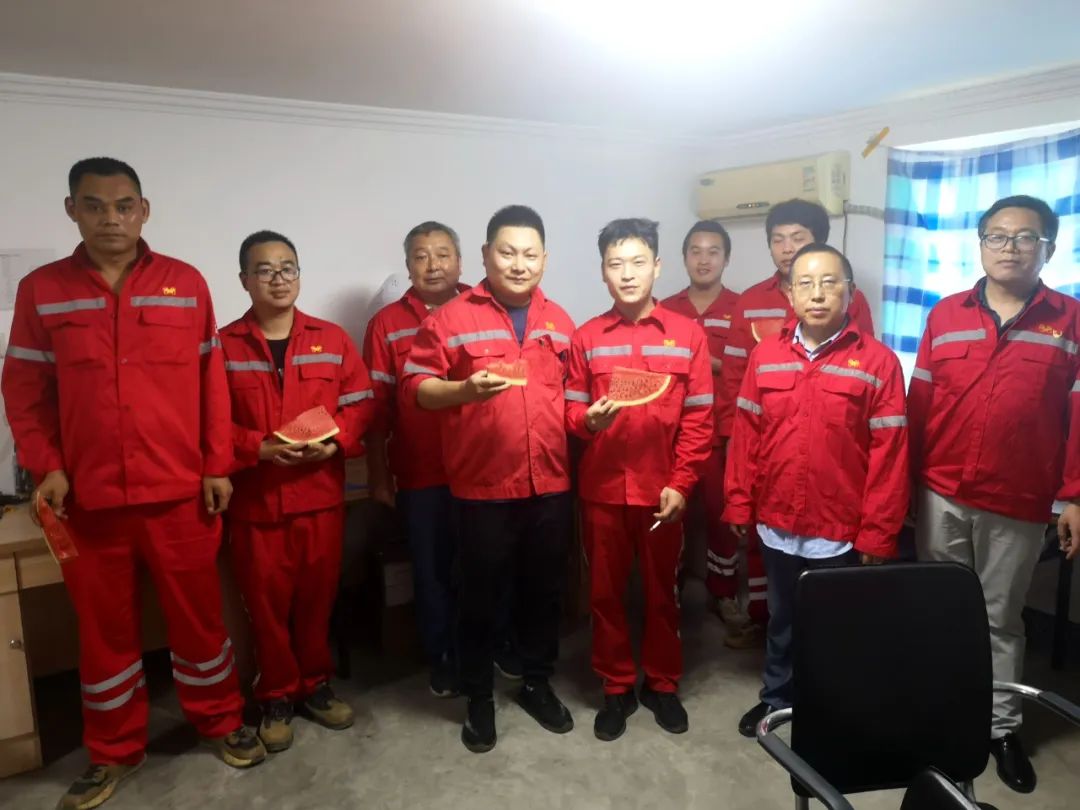 關(guān)愛職工情系一線 化機(jī)公司開展送清涼活動(dòng)(圖3) 圖片