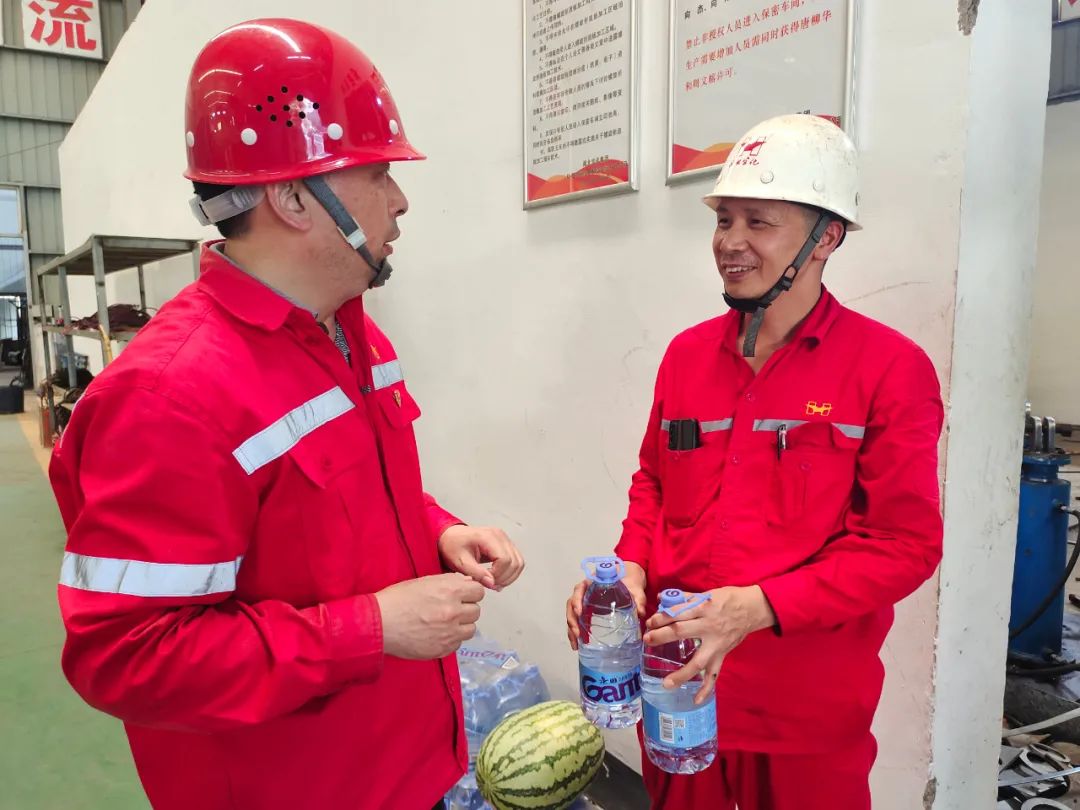 關(guān)愛職工情系一線 化機(jī)公司開展送清涼活動(dòng)(圖2) 圖片