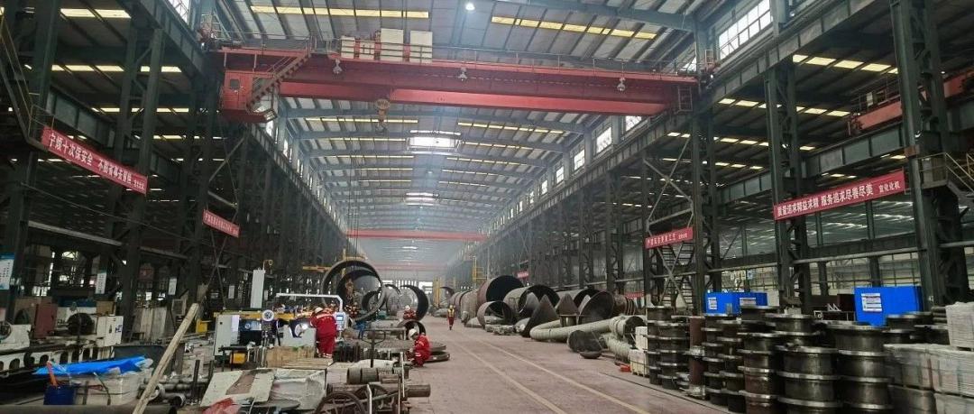 【現(xiàn)場(chǎng)辦公】化機(jī)公司黨委書記、董事長(zhǎng)、總經(jīng)理?xiàng)钪袧梢恍械揭牧曛圃旎噩F(xiàn)場(chǎng)辦公