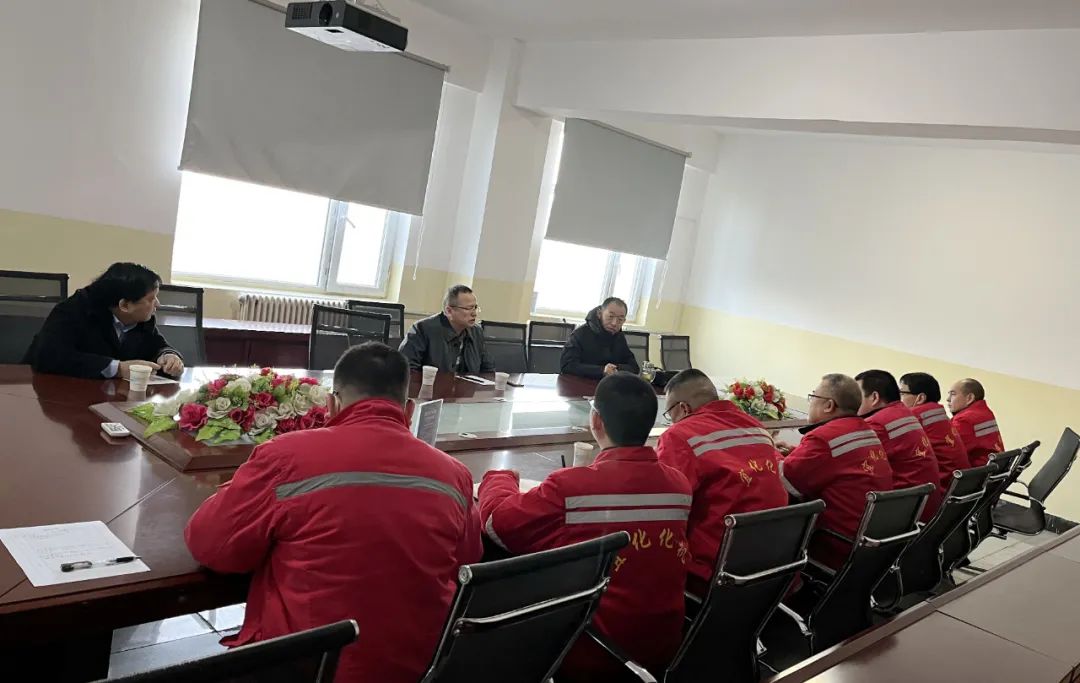 化機公司黨委書記、董事長、總經(jīng)理楊中澤一行到新疆項目部現(xiàn)場辦公