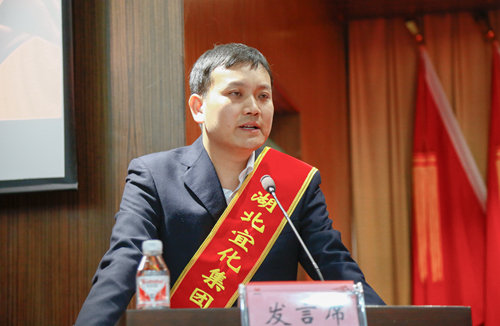 勞動模范王雨:發(fā)揚勞模精神 爭做時代先鋒(圖1) 勞動模范王雨:發(fā)揚勞模精神 爭做時代先鋒(圖1)