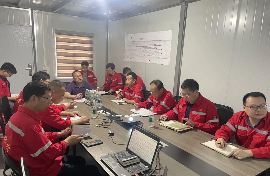 化機(jī)公司黨委書記、董事長、總經(jīng)理?xiàng)钪袧梢恍械绞返だ?xiàng)目現(xiàn)場辦公