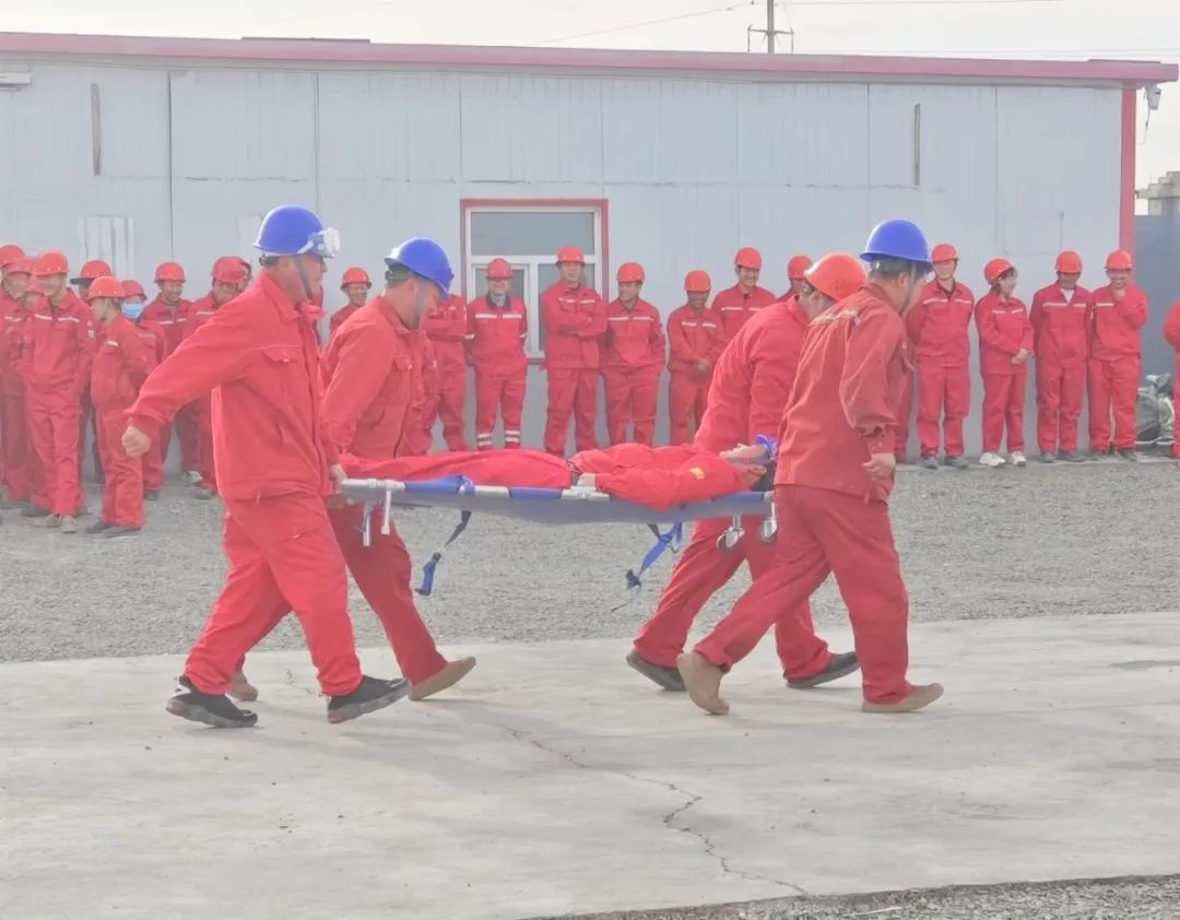 新疆項(xiàng)目部開展火災(zāi)事故專項(xiàng)預(yù)案應(yīng)急救援演練(圖2) 新疆項(xiàng)目部開展火災(zāi)事故專項(xiàng)預(yù)案應(yīng)急救援演練(圖2)