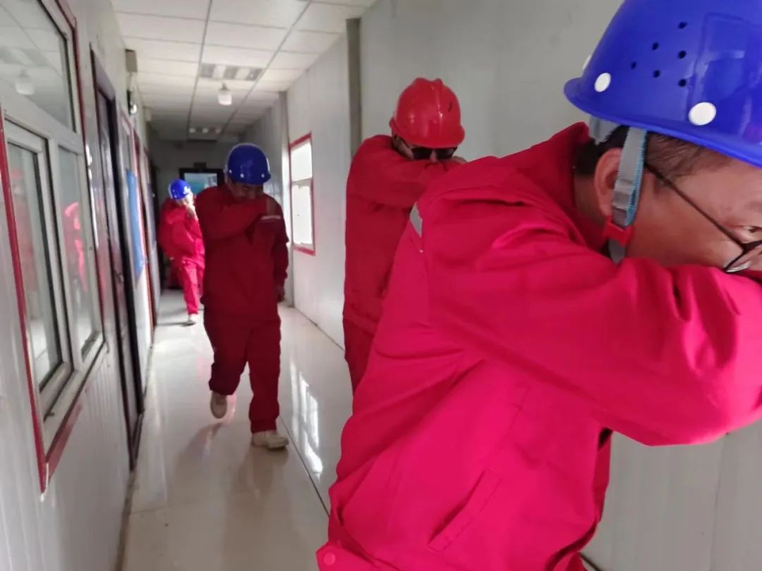 新疆項(xiàng)目部開展火災(zāi)事故專項(xiàng)預(yù)案應(yīng)急救援演練(圖3) 新疆項(xiàng)目部開展火災(zāi)事故專項(xiàng)預(yù)案應(yīng)急救援演練(圖3)