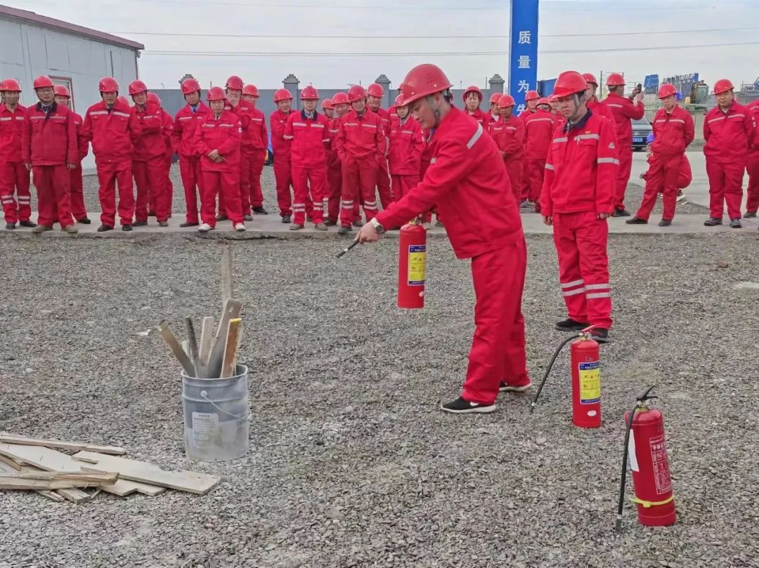 新疆項(xiàng)目部開展火災(zāi)事故專項(xiàng)預(yù)案應(yīng)急救援演練(圖4) 新疆項(xiàng)目部開展火災(zāi)事故專項(xiàng)預(yù)案應(yīng)急救援演練(圖4)