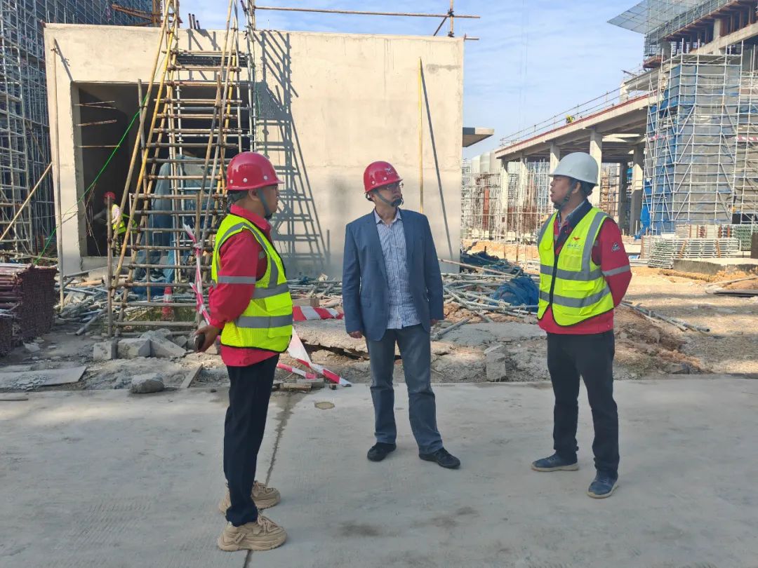 化機(jī)公司黨委書記、董事長、總經(jīng)理?xiàng)钪袧傻巾?xiàng)目現(xiàn)場(chǎng)檢查工作(圖2)