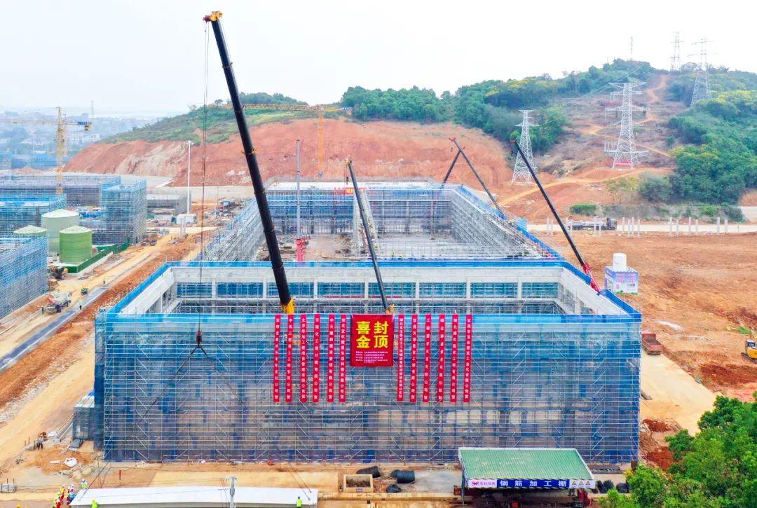 楚星生態(tài)項(xiàng)目尿素庫順利封頂(圖2) 楚星生態(tài)項(xiàng)目尿素庫順利封頂(圖2)