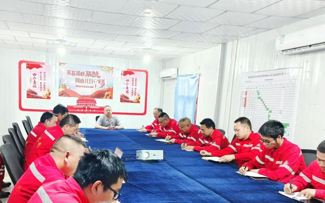 化機(jī)公司黨委書記、董事長(zhǎng)、總經(jīng)理?xiàng)钪袧傻叫陆?xiàng)目部現(xiàn)場(chǎng)辦公(圖2)