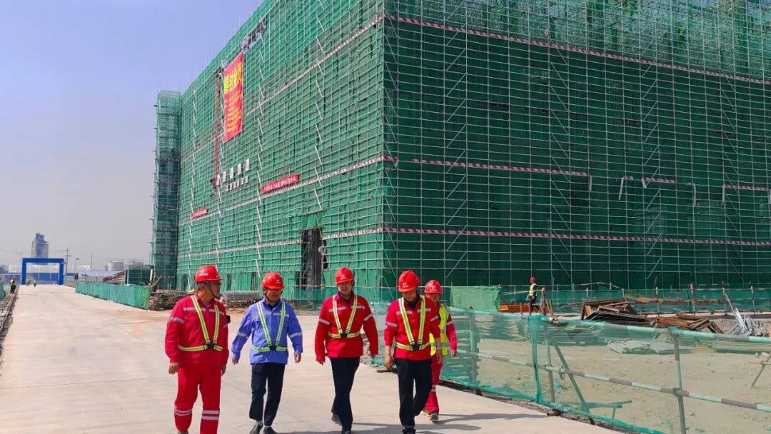 化機公司黨委書記、董事長、總經(jīng)理楊中澤到內蒙季戊四醇項目現(xiàn)場辦公(圖2)