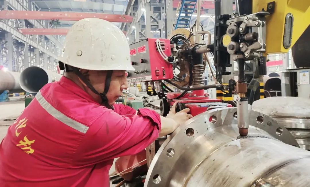 化機公司承接項目批大型塔器設(shè)備順利出廠(圖2) 圖片