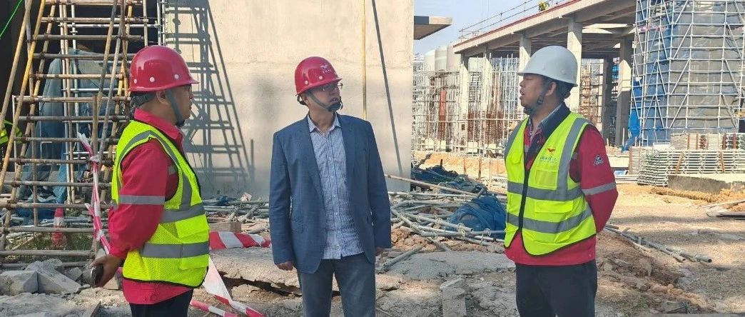 化機(jī)公司黨委書(shū)記、董事長(zhǎng)、總經(jīng)理?xiàng)钪袧傻巾?xiàng)目現(xiàn)場(chǎng)檢查工作