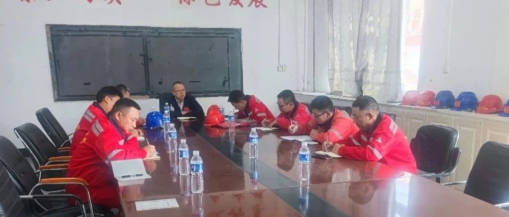 化機(jī)公司黨委書(shū)記、董事長(zhǎng)、總經(jīng)理?xiàng)钪袧傻絻?nèi)蒙宜化項(xiàng)目現(xiàn)場(chǎng)辦公