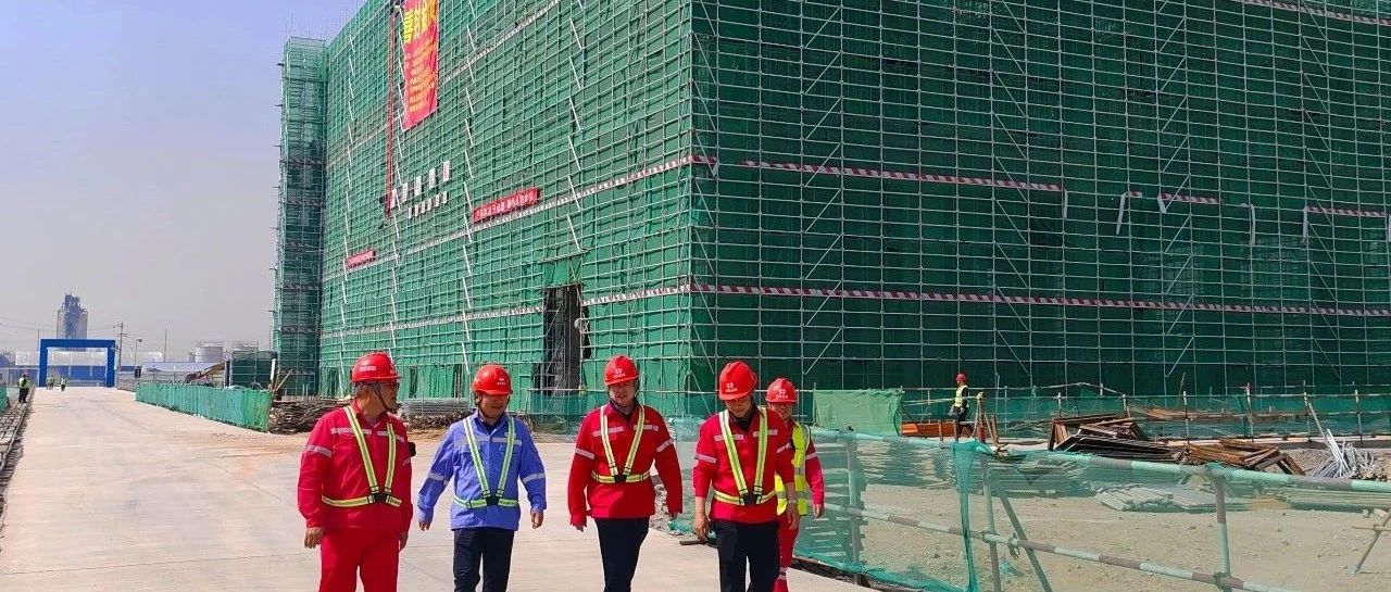 化機(jī)公司黨委書記、董事長、總經(jīng)理?xiàng)钪袧傻絻?nèi)蒙季戊四醇項(xiàng)目現(xiàn)場辦公